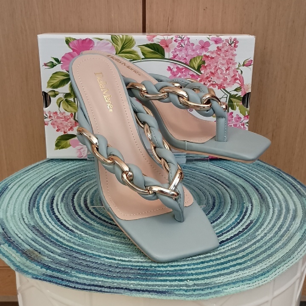 NWOT Bella Marie SZ 7 Braided Chain Blue Heels